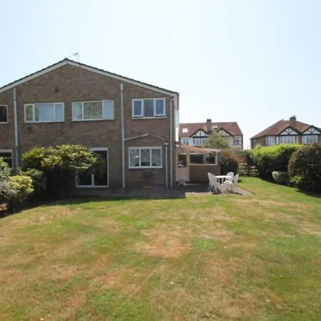 Nicely Decorated 3 Bedroom House Near Heathrow, London * Staines-upon-Thames