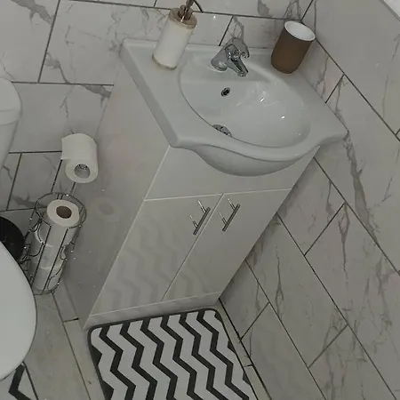 Exquisite And Modern 2 Bed Maisonette Holiday home *