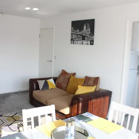 Exquisite And Modern 2 Bed Maisonette Harmondsworth