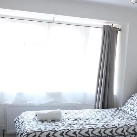 Exquisite And Modern 2 Bed Maisonette
