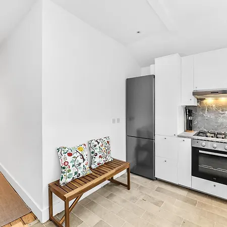 Groves 4 Bedroom, Shepherds Bush * London