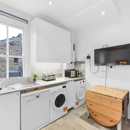 Groves 4 Bedroom, Shepherds Bush