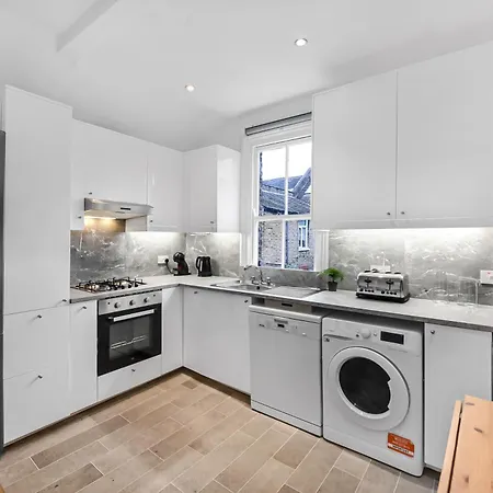 Apartment Groves 4 Bedroom, Shepherds Bush