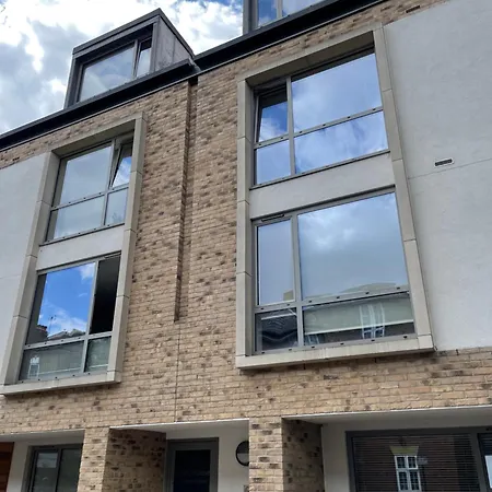 Brand New Flat In With Car Park * London