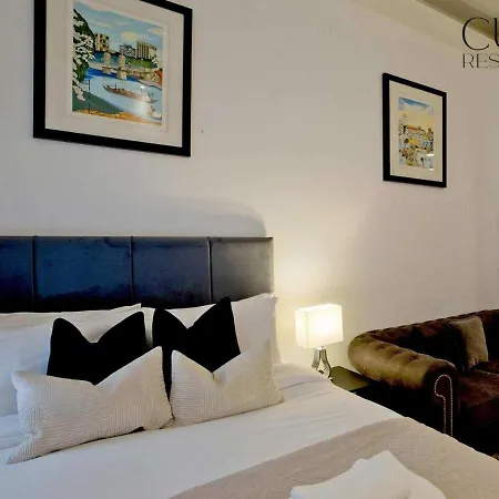 Harrods Hideaway 3 Bedroom Flat