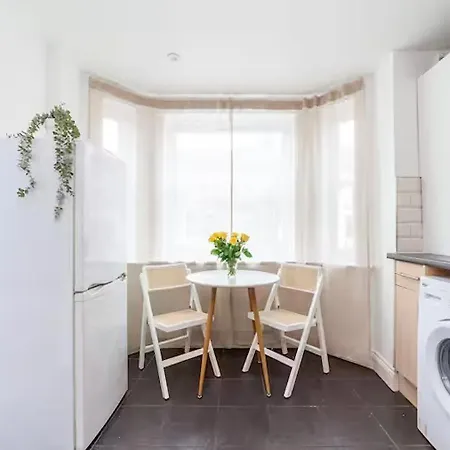 Holiday home Arte Stays: Spacious Garden House In Stratford With Free Parking London