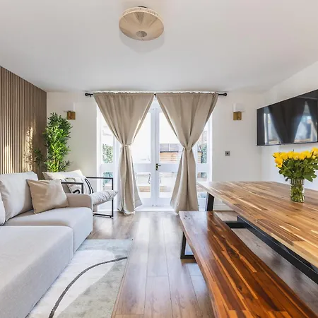 Arte Stays: Spacious Garden House In Stratford With Free Parking Holiday home