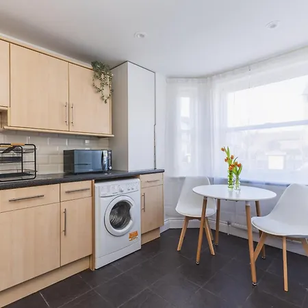 Arte Stays: Spacious Garden House In Stratford With Free Parking Holiday home *