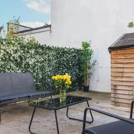 Arte Stays: Spacious Garden House In Stratford With Free Parking Holiday home London