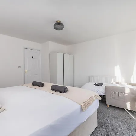 Arte Stays: Spacious Garden House In Stratford With Free Parking London