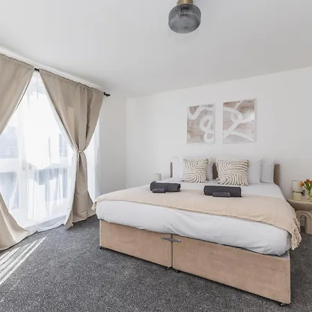Arte Stays: Spacious Garden House In Stratford With Free Parking Holiday home London