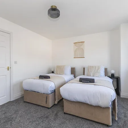 Arte Stays: Spacious Garden House In Stratford With Free Parking London