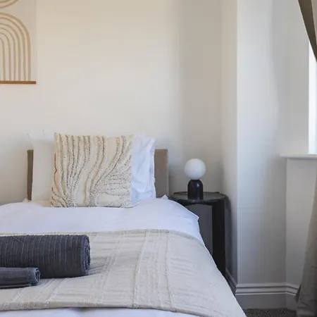Arte Stays: Spacious Garden House In Stratford With Free Parking Holiday home *