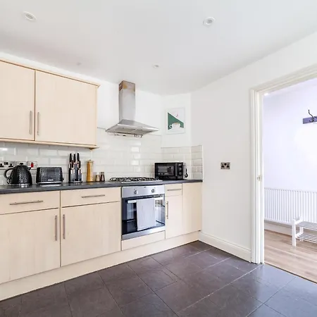 Arte Stays: Spacious Garden House In Stratford With Free Parking Holiday home London