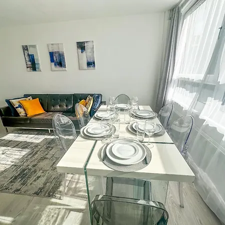3 Bedroom Flat Haggerston, Hackney, *
