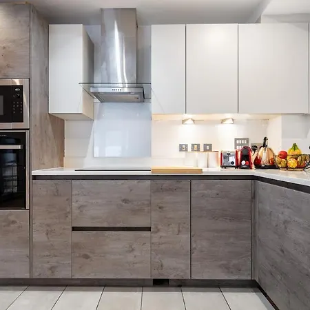 Eye ,split Level And Private Patio,sleeps 6 Apartment