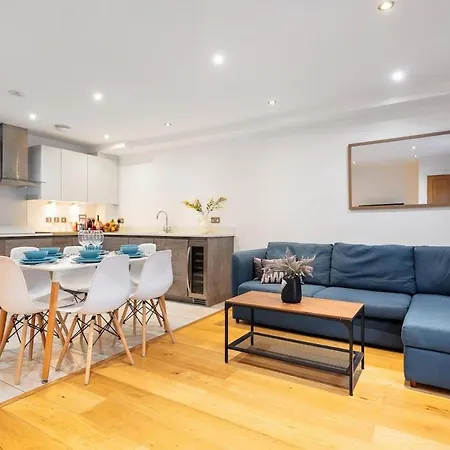 Eye ,split Level And Private Patio,sleeps 6 *