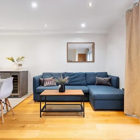 Eye ,split Level And Private Patio,sleeps 6 London
