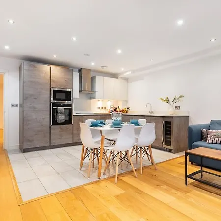 Apartment Eye ,split Level And Private Patio,sleeps 6 London