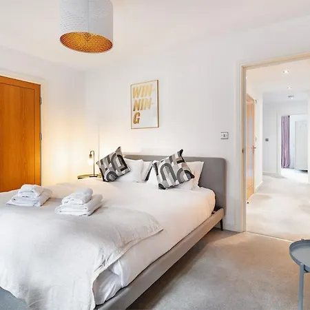 Eye ,split Level And Private Patio,sleeps 6 * London