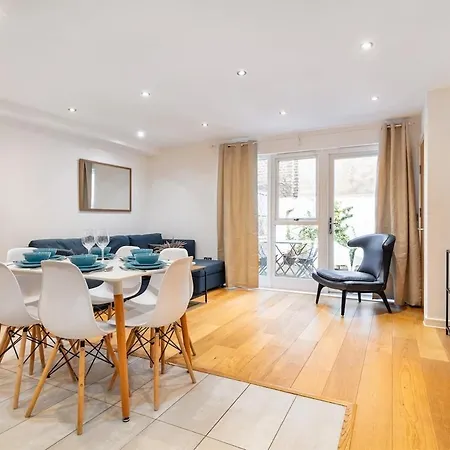 Apartment Eye ,split Level And Private Patio,sleeps 6 London