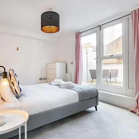 Eye ,split Level And Private Patio,sleeps 6 *