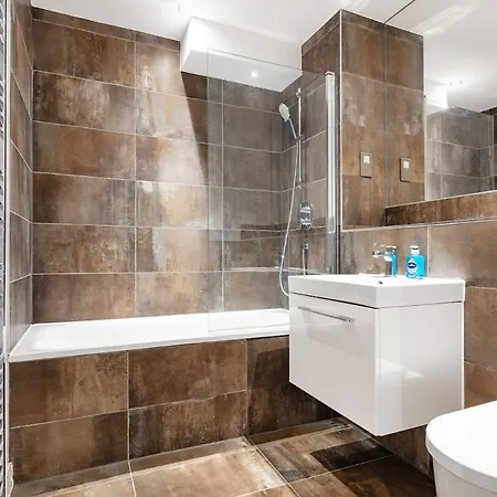 Eye ,split Level And Private Patio,sleeps 6 London