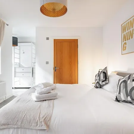 Eye ,split Level And Private Patio,sleeps 6 Apartment London