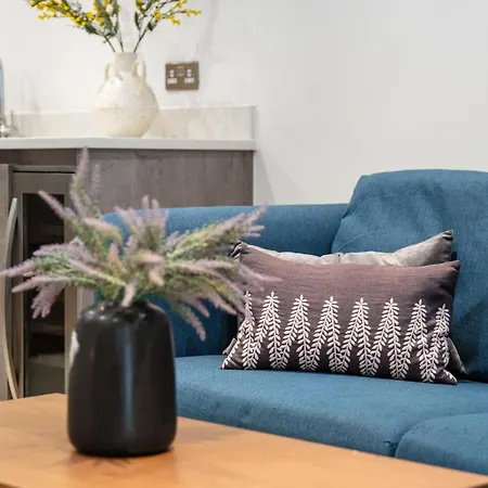 Eye ,split Level And Private Patio,sleeps 6 Apartment