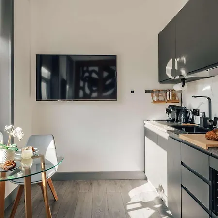 2 - Gorgeous In Earls Court London