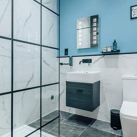 2 - Gorgeous In Earls Court London