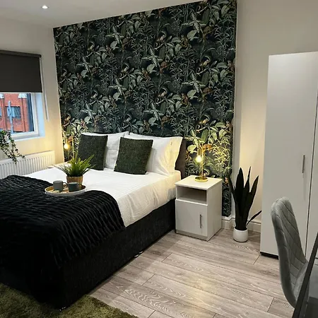 Modern Escape - Ideal For Work & Relaxation Near Tube Apartment