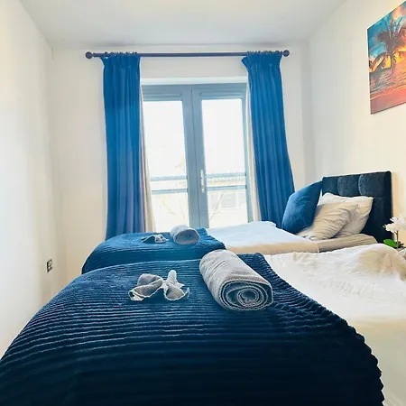 Zone 1 4 Mins From Major Station *