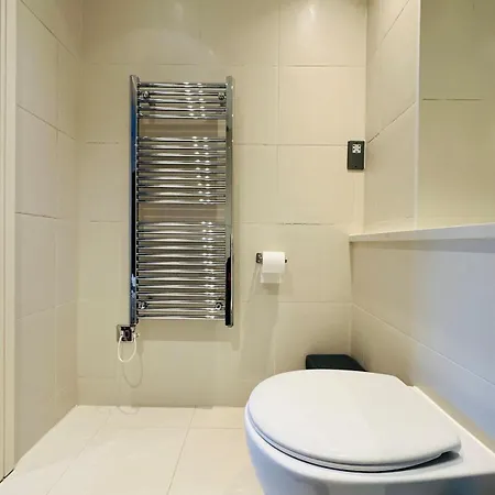 Zone 1 4 Mins From Major Station Apartment