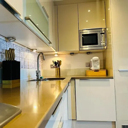 Zone 1 4 Mins From Major Station *