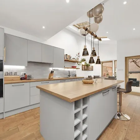 Pass The Keys Family W Beautiful Renovated Kitchen Holiday home London