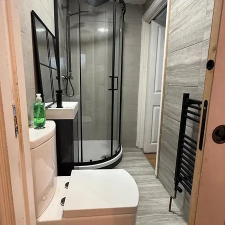 Holiday home Spacious 4-Bedroom Near London Bridge, Fast Wi-Fi, Dryer & Quick Access To Central London Norwood