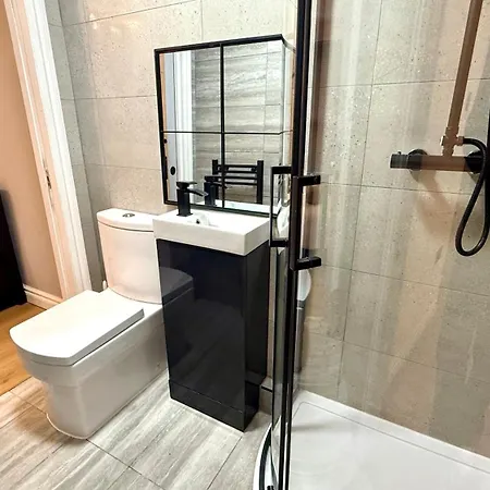 Spacious 4-Bedroom Near London Bridge, Fast Wi-Fi, Dryer & Quick Access To Central London