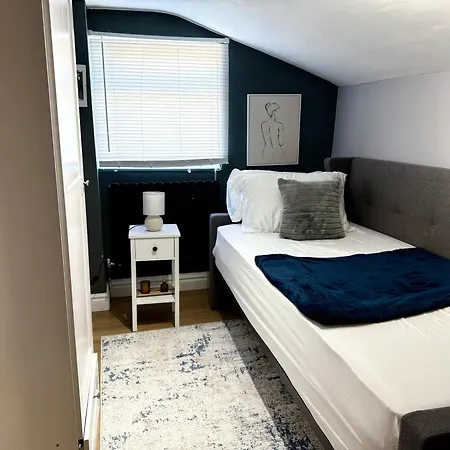 Holiday home Spacious 4-Bedroom Near London Bridge, Fast Wi-Fi, Dryer & Quick Access To Central London Norwood
