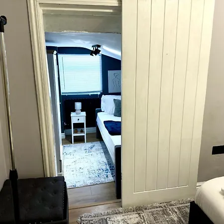 Holiday home Spacious 4-Bedroom Near London Bridge, Fast Wi-Fi, Dryer & Quick Access To Central London *