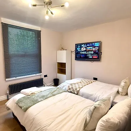 Spacious 4-Bedroom Near London Bridge, Fast Wi-Fi, Dryer & Quick Access To Central London