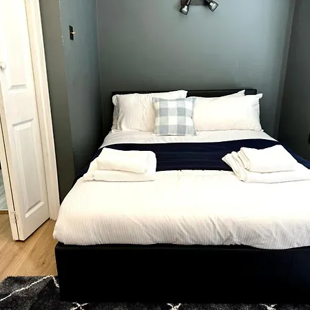 Spacious 4-Bedroom Near London Bridge, Fast Wi-Fi, Dryer & Quick Access To Central London * Norwood