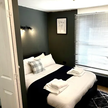 Spacious 4-Bedroom Near London Bridge, Fast Wi-Fi, Dryer & Quick Access To Central London *