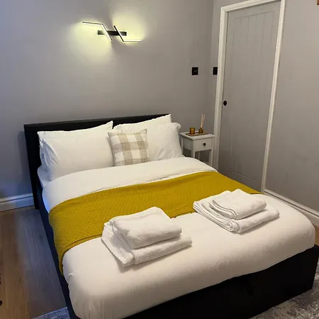 Holiday home Spacious 4-Bedroom Near London Bridge, Fast Wi-Fi, Dryer & Quick Access To Central London Norwood