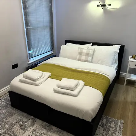 Spacious 4-Bedroom Near London Bridge, Fast Wi-Fi, Dryer & Quick Access To Central London Holiday home