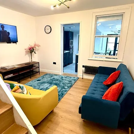 Spacious 4-Bedroom Near London Bridge, Fast Wi-Fi, Dryer & Quick Access To Central London Holiday home *