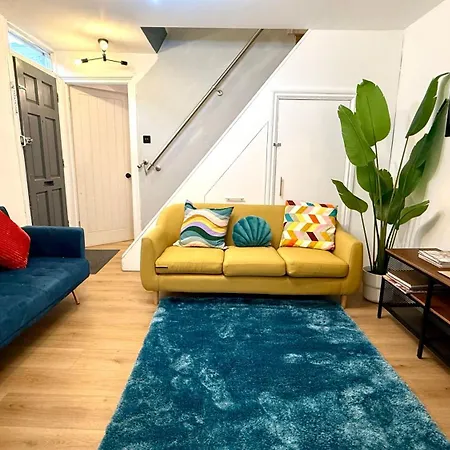 Spacious 4-Bedroom Near London Bridge, Fast Wi-Fi, Dryer & Quick Access To Central London * Norwood