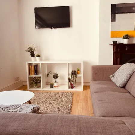 Iconic Location 3 Bed 2 Bath Flat Near Regents Park London