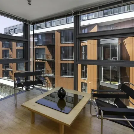 Modern Duplex In Apartment London