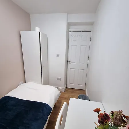 Single Hayes, Heathrow, London, Free Parking *